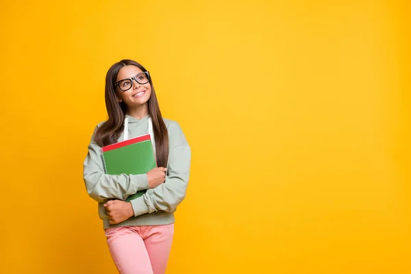 Foto de positivo bonito pessoa mãos segurar notebook usar óculos olhando espaço vazio isolado no fundo de cor amarela — Fotografia de Stock