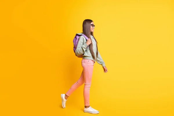 Retrato de comprimento total da pessoa jovem ir transportar mochila usar capuz isolado no fundo cor amarela vibrante — Fotografia de Stock