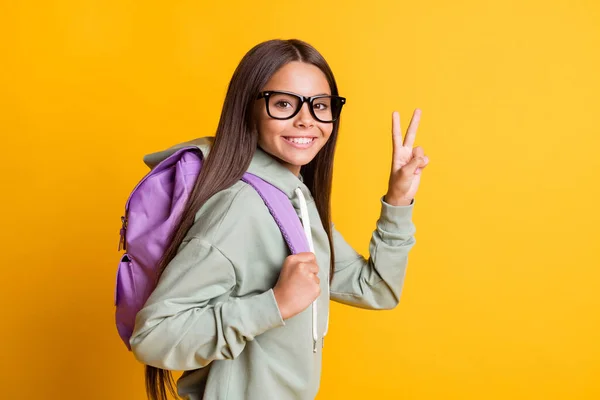 Profil fotó a lány táska megjelenítése v-jel hello szimbólum megy tanulni viselni kapucnis elszigetelt sárga színű háttér — Stock Fotó