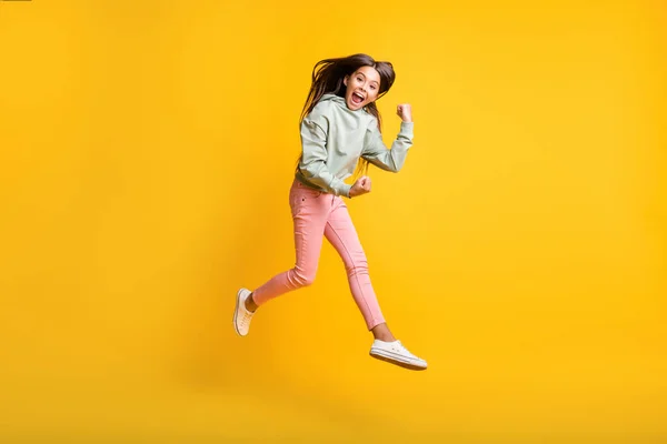 Full längd foto av små människor hoppa hand näve upp ja prestation trendig hoodie isolerad på gul färg bakgrund — Stockfoto