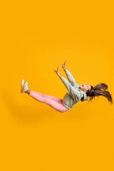 Profil photo verticale de l'élève volant rêve léviter gravité isolé sur fond jaune vif — Photo