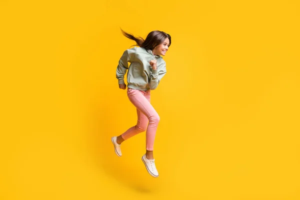 Volledig lichaam profiel portret van leerling persoon springen luchtarmen vuist geïsoleerd op levendige gele kleur achtergrond — Stockfoto