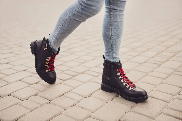 Przycięty profil zdjęcie dopasowane lady nogi paluszki nosić stylowe czarne skórzane buty dżinsy iść pieszo droga — Zdjęcie stockowe