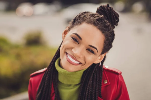 Φωτογραφία του νεαρού ελκυστική χαρούμενη afro αμερικανική καστανά μαλλιά γυναίκα ευτυχής θετικό χαμόγελο απολαύσετε τον ελεύθερο χρόνο με τα πόδια — Φωτογραφία Αρχείου