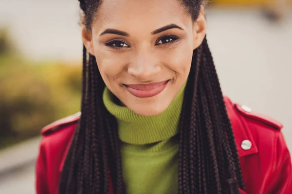 Foto recortada de jovem atraente mulher africana alegre sorriso positivo feliz usar gola alta verde ao ar livre — Fotografia de Stock