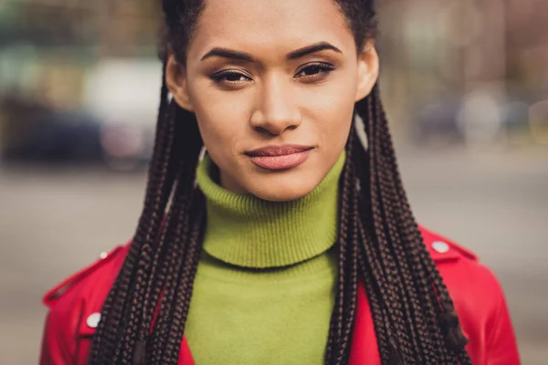 若い魅力的な茶色の髪アフロアメリカ人女性のクロップ写真自信の深刻な着用カジュアル衣装屋外 — ストック写真