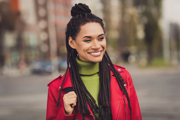 若い陽気なアフリカの女性の写真幸せな肯定的な笑顔が空のスペースを見て歩く街の通り観光をお楽しみください — ストック写真
