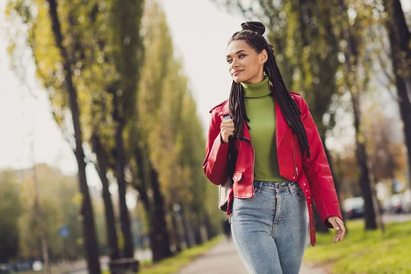 Foto de jovem atraente afro mulher feliz positivo ir andar parque olhar espaço vazio desfrutar de jeans fim de semana desgaste — Fotografia de Stock