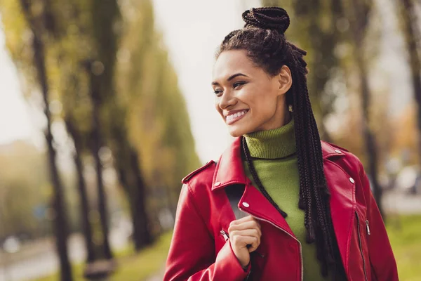 Fénykép a fiatal vonzó afro nő boldog pozitív fogas mosoly élvezze séta park néz üres tér hétvégén — Stock Fotó