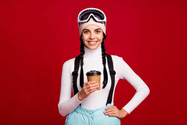 若い美しい魅力的な幸せな笑顔の女の子の写真赤い色の背景に隔離された冬の休日にスノーボードドリンクコーヒー — ストック写真