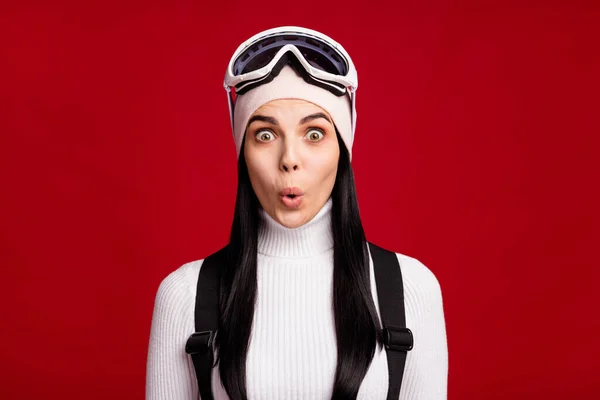 Ritratto di giovane attraente scioccato sorpreso sorpreso ragazza snowbroarder sulla vacanza invernale isolato su sfondo di colore rosso — Foto Stock