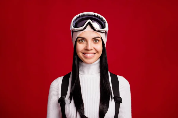 若い魅力的な笑顔正の女の子スノーボーダーの肖像画上の赤い色の背景に隔離された冬の休暇 — ストック写真