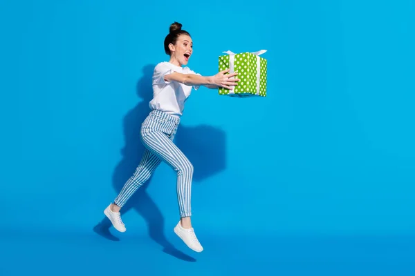 Full length profile side photo crazy girl jump hold green gift box run want give dream package friend 14-ferbuary 8-march holiday wear white t-shirt isolated bright shine color background — Stock fotografie