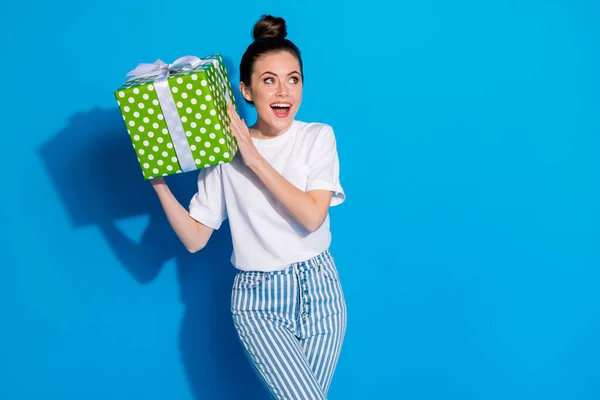 Portret pozytywnie szalona zainteresowana dziewczyna trzymać duży zielony prezent box shake chcesz wiedzieć, co uzyskać 14-luty 8-marzec uroczystości nosić dobry wygląd ubrania odizolowane jasny połysk kolor tła — Zdjęcie stockowe