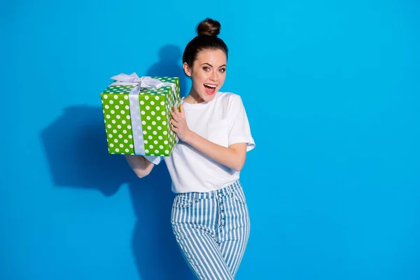 Retrato de chica alegre asombrada celebrar gran caja de regalo verde recibir 14-febrero 8-marzo evento de vacaciones usar ropa de buen aspecto aislado sobre fondo de color brillante —  Fotos de Stock