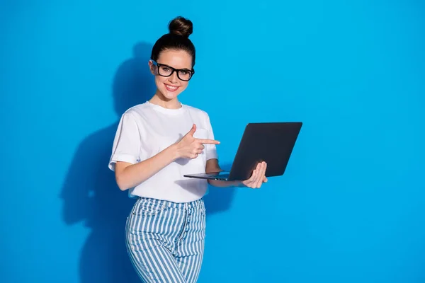 Retrato de agradável atraente conteúdo encantador hábil alegre menina gerente de seguros consultor segurando na mão demonstrando tela monitor laptop isolado brilhante seno vívido vibrante azul cor fundo — Fotografia de Stock