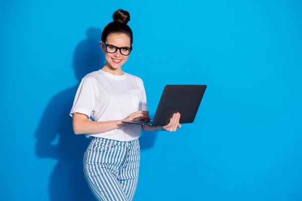 Porträtt av trevlig attraktiv ganska skicklig glad flicka copywriter hr manager konsult agent mäklare håller i handen med bärbar dator isolerad på ljusa levande sinus levande blå färg bakgrund — Stockfoto