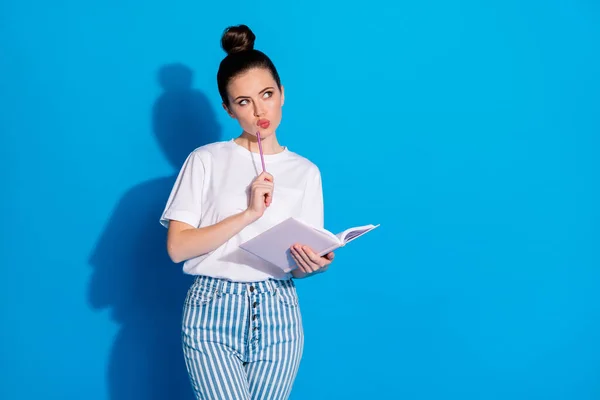 Retrato de ella ella agradable atractiva chica de mente bastante curiosa pensando demasiado escribir a la lista de fantasear pucheros labios aislados en brillante seno vivo vibrante fondo de color azul — Foto de Stock