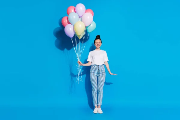 Longitud completa vista del tamaño del cuerpo de agradable atractivo encantador bastante alegre alegre chica sosteniendo en las manos manojo de bolas de aire decorativas aisladas en brillante seno vivo vibrante color azul fondo — Foto de Stock