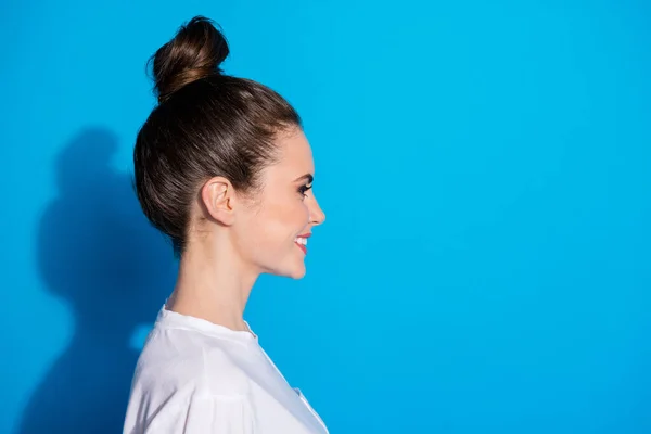 Close-up perfil vista lateral retrato dela ela agradável-olhando atraente muito adorável preparado alegre alegre menina tendência moderna olhar coiffure isolado no brilhante seno vívido vibrante azul cor de fundo — Fotografia de Stock