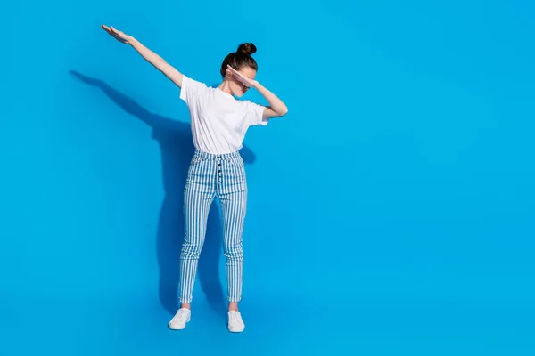 Longitud completa tamaño del cuerpo vista de ella ella agradable atractivo funky moderno adolescente chica bailando disco movimiento dab divertirse ocio aislado sobre brillante vivo seno vibrante color azul fondo —  Fotos de Stock