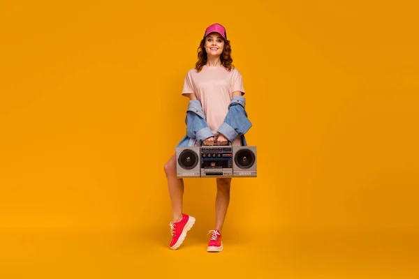 In voller Länge Körpergröße Ansicht ihrer sie schön attraktiv schöne modische fröhliche fröhliche Mädchen tragen coolen Look tragen Boombox isoliert auf hellen lebendigen Glanz lebendigen gelben Farbhintergrund — Stockfoto