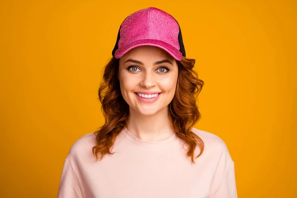 밝고 선명 한 노란색 배경에 핑크 색 모자를 쓴 매력적 인 매력적 인 쾌활 한 머리 소녀의 근접 사진 — 스톡 사진