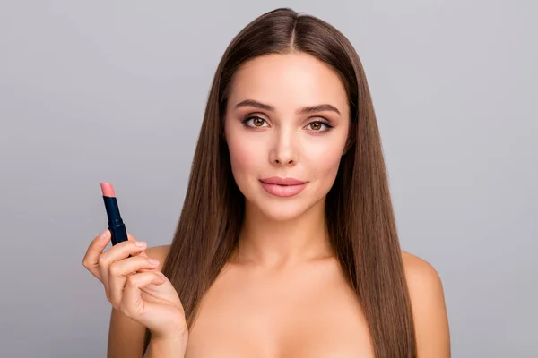 Foto de primer plano de hermosa señora atractiva pelo largo y limpio hombros desnudos sostienen rosa pomada pastel muestran efecto realce labios regordetes aislados color gris fondo — Foto de Stock