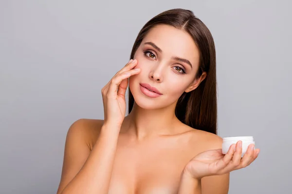 Porträt von charmanten wunderschönen hübschen Mädchen Creme Lotion anwenden wollen frische Haut rein ideal weich natürlich einfach erfolgreiche neue Hautpflege-Konzept isoliert über graue Farbe Hintergrund — Stockfoto