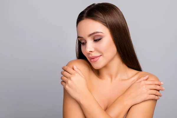 Retrato de encantadora chica positiva encantadora toque manos su piel perfecta ideal fresca hombros después del tratamiento de la máscara de pelado salón de spa disfrutar aislado sobre fondo de color gris — Foto de Stock