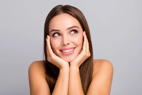 Primer plano retrato de ella ella agradable atractivo encantador lindo soñador alegre alegre alegre de pelo recto chica natural tratamiento de terapia eficaz aislado sobre fondo de color pastel gris — Foto de Stock