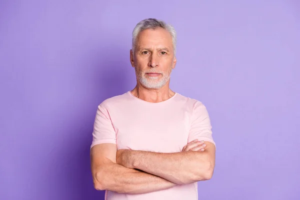 Photo de cool papy expression sérieuse bras croisés regarder appareil photo porter rose t-shirt isolé couleur pourpre fond — Photo