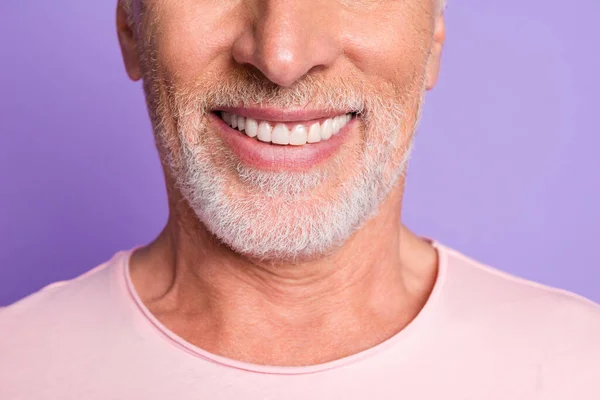 Ritagliato foto di pensionato vecchio uomo setolato bianco raggiante sorriso dentato usura rosa t-shirt isolato colore viola sfondo — Foto Stock