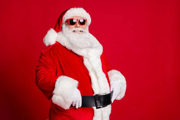 Portret jego ładny przystojny zadowolenie wesoły wesoły wesoły gruby brodaty Mikołaj ojciec noszenie ciepłe zimowe świąteczne ubrania odizolowane jasny żywy połysk żywy czerwony kolor tło — Zdjęcie stockowe