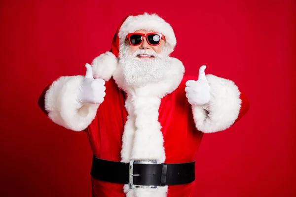 Porträtt av hans han trevlig stilig innehåll glad glad glad glad glad skägg Santa visar två dubbel thumbup cool överens affär görs isolerad över ljusa levande glans levande röd färg bakgrund — Stockfoto