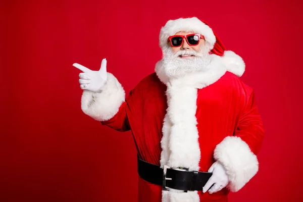 Portrait of his he nice handsome cheerful cheery bearded Santa father showing copy space advice idea like follow subscribe event isolated bright vivid shine vibrant red color background — Stock Photo, Image