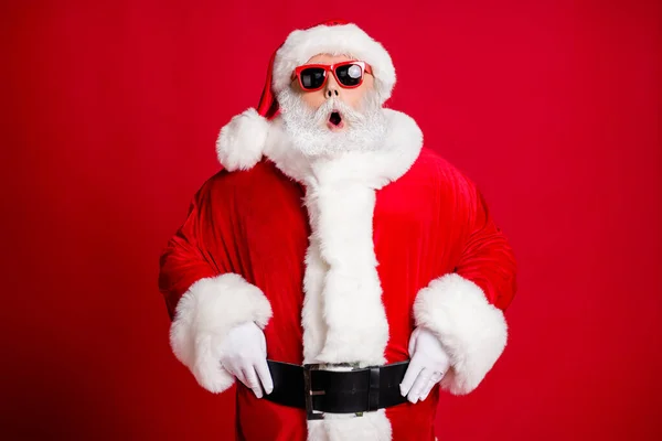 Retrato dele ele bonito bonito espantado atordoado engraçado barbudo Santa stupor reação inesperada omg emoção véspera noel isolado brilhante brilho vívido vibrante cor vermelha fundo — Fotografia de Stock