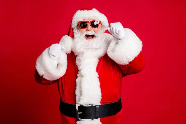 Emekli yaşlı adamın resmi. Gri sakal, gülümseyen ağız, yükselen yumruklar, galibiyet kutlamaları. Ren geyikleri önce Noel Baba kostümü giyer. — Stok fotoğraf
