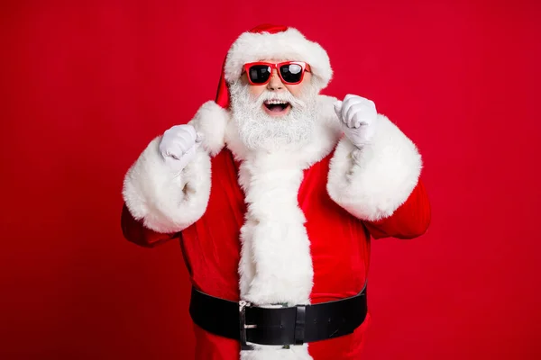 Portrait de son il beau beau joyeux joyeux joyeux heureux père Noël barbu avoir du plaisir à célébrer la saison vente fée noël isolé lumineux vif éclat vibrant fond de couleur rouge — Photo