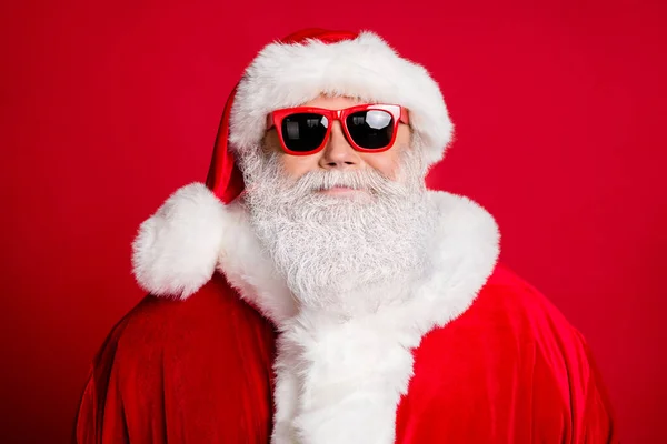 Gros plan portrait photo de retraité vieil homme confiant sérieux attente première étoile ciel nocturne faire vœu de Noël porter santa costume lunettes de soleil couvre-chef isolé couleur rouge fond — Photo