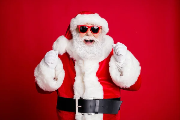 Retrato dele ele agradável bonito alegre alegre feliz barbudo pai de Papai Noel se divertindo comemorativo regozijando boa sorte ganhar vencedor isolado brilhante vivo brilho vibrante cor vermelha fundo — Fotografia de Stock