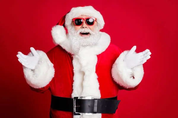 Yakışıklı, neşeli, neşeli, sakallı Noel Baba 'sının yakın plan portresi. Eğlenceli bir kutlama perisi mucizesi yaşıyor. Parlak, parlak, kırmızı bir arka plan. — Stok fotoğraf