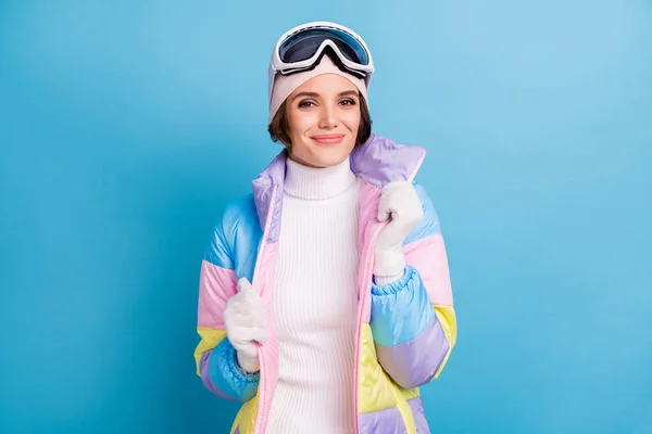 美しい女性の写真は、パステルブルーの色の背景に隔離された居心地の良い暖かいコート冬のスキーヤーギア幸せな笑顔の観光客を着用 — ストック写真