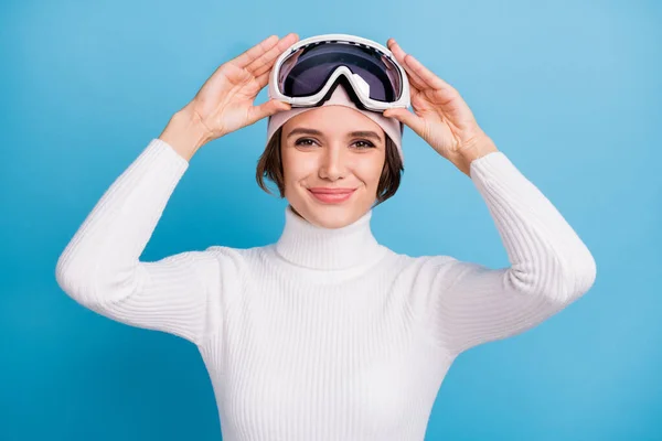 幸せな若い女性の写真は青い色の背景に隔離された着用ゴーグルスキーマスク冬のギアを保持します — ストック写真