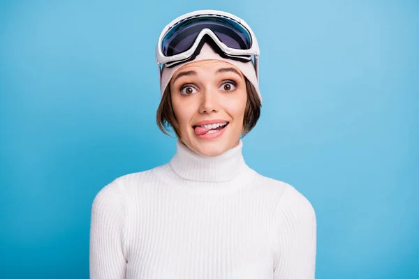 ファンキーな幸せな女性の写真は、青の色の背景に隔離された白いタートルネックスポーツウェアスキー趣味の週末を着用 — ストック写真