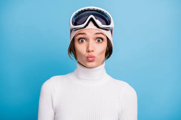 ファンキーな魅力的な若い女性の写真は、青い色の背景に隔離された空気キス面白い気分冬休みを送ります — ストック写真
