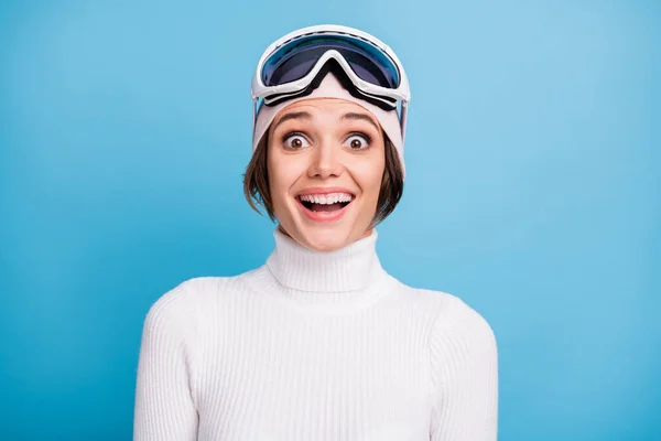 興奮した美しい女性の写真青い色の背景に隔離された白い亀甲驚き割引スキー用具を身に着けています — ストック写真