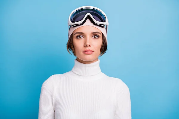 魅力的な深刻なスポーツ女性の写真は、パステルブルーの背景に隔離されたゴーグルマスクタンクトップを着用 — ストック写真