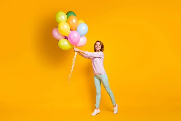 Полная длина фото прекрасной милой красивой женщины пользуются 8-мартовский праздник поймать летать многие шары носить современные свитера одежды изолированы на ярком фоне цвета — стоковое фото