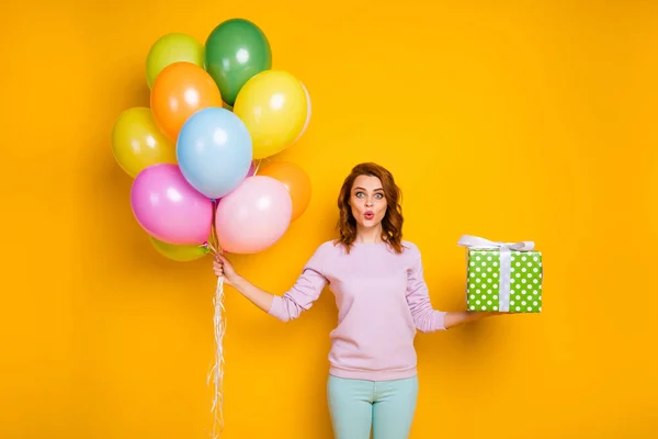 Porträt von verrückt lustig schöne Frau halten viele Luftballons übersät Geschenk Paket, das sie ob 14-februar 8-März tragen türkisfarbene Pullover Kleidung isoliert über helle Farbe Hintergrund — Stockfoto